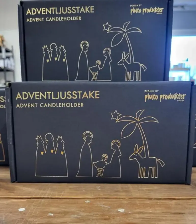 Adventsstage, julekrybbe i sort metal, kronelys