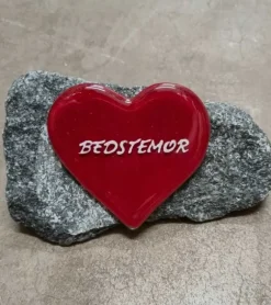 BEDSTEMOR, Rødt Glashjerte På Granitsten