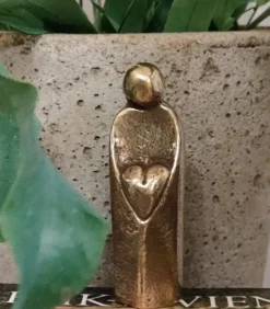Bronzefigur Menneske med hjerte
