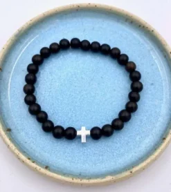 By Gabay, Armbånd med træperler og sølvkors, Ø 18 cm