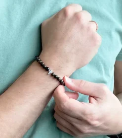 By Gabay, Armbånd med træperler og sølvkors, Ø 18 cm