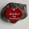 Elsket og savnet, Rødt Glashjerte På Granitsten