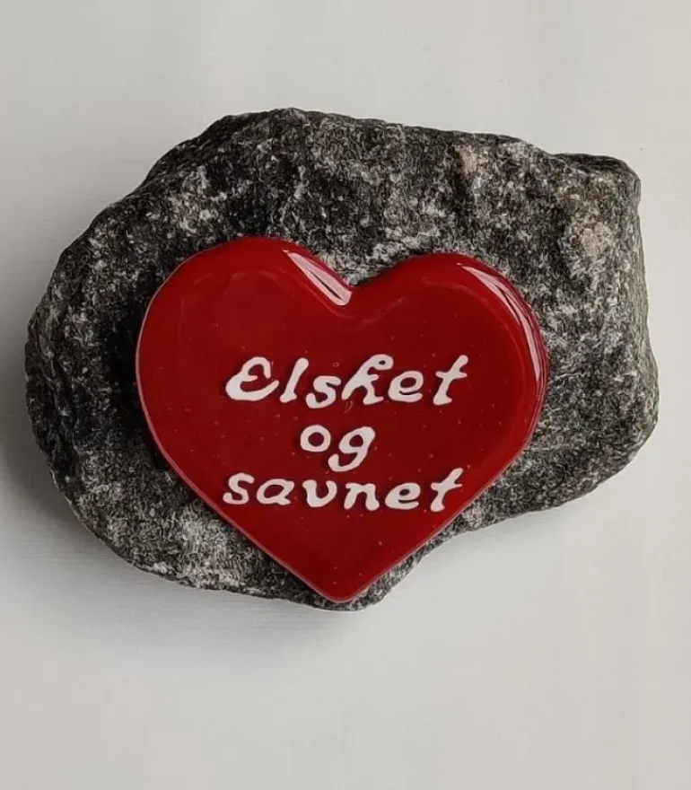 Elsket og savnet, Rødt Glashjerte På Granitsten