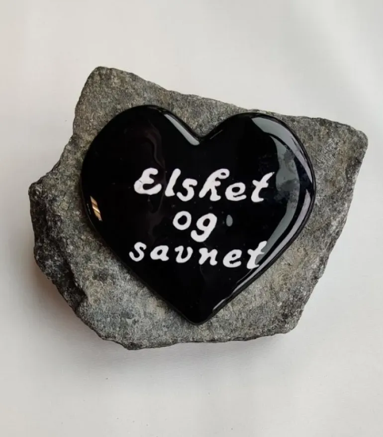Elsket og savnet, Sort Glashjerte På Granitsten