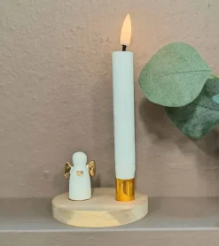 Engel med guldvinger og stage til juletræslys