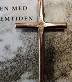 Enkelt vægkors i bronze