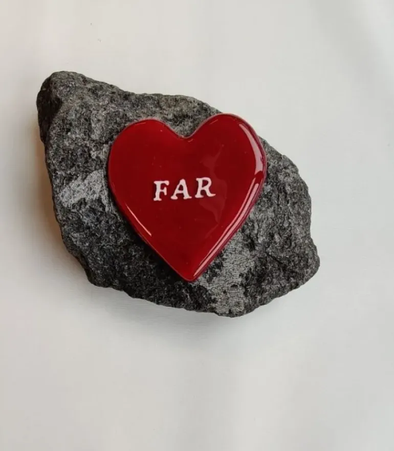 FAR, Rødt Glashjerte På Granitsten