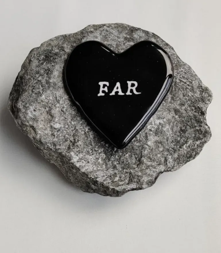 FAR, Sort Glashjerte På Granitsten