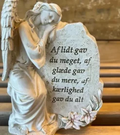 Gravpynt, Engel lænende op ad sten