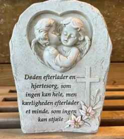 Gravpynt, Engle i sten med solceller
