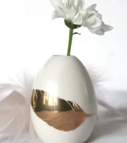 Æg-Vase med fjer af guld