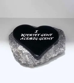 I hjertet gemt aldrig glemt, Sort Glashjerte På Granitsten