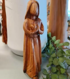 Jesus med hjerte i oliventræ, 16 cm