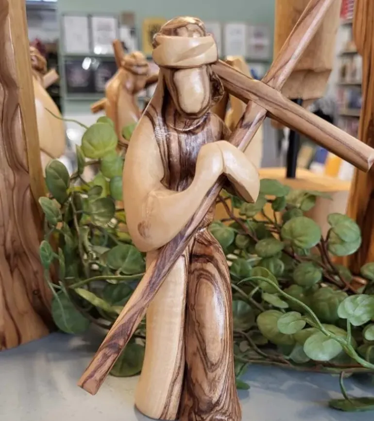 Jesus med korset, Oliventræ, 15 cm