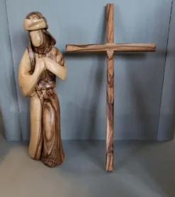 Jesus med korset, Oliventræ, 15 cm
