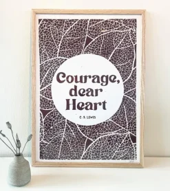 Linoleumstryk: Courage, dear Heart C.S. Lewis, A3 Plakat, Brun