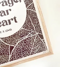 Linoleumstryk: Courage, dear Heart C.S. Lewis, A3 Plakat, Brun