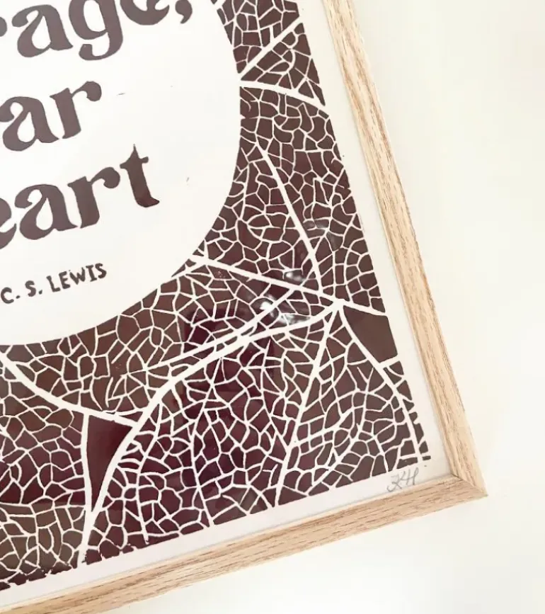 Linoleumstryk: Courage, dear Heart C.S. Lewis, A3 Plakat, Brun