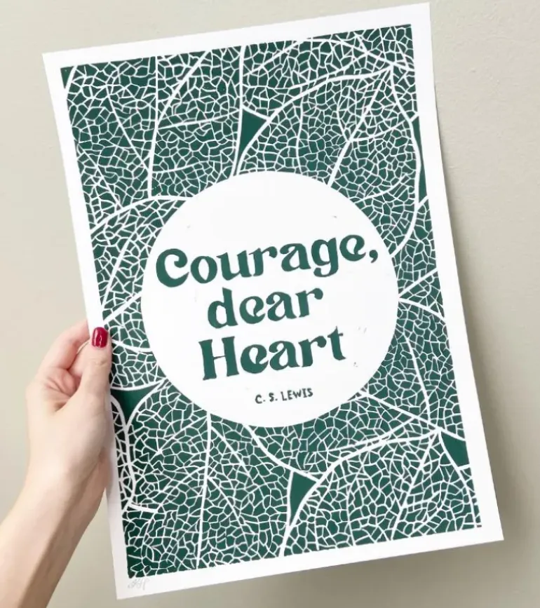 Linoleumstryk: Courage, dear Heart C.S. Lewis, A3 Plakat, Grøn