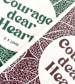 Linoleumstryk: Courage, dear Heart C.S. Lewis, A3 Plakat, Grøn