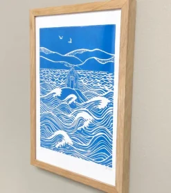 Linoleumstryk: Han gemmer mig i sin hytte, A4 Plakat, Blå