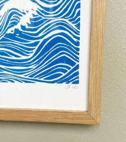 Linoleumstryk: Han gemmer mig i sin hytte, A4 Plakat, Blå