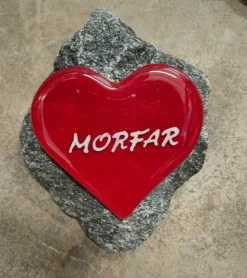 MORFAR, Rødt Glashjerte På Granitsten