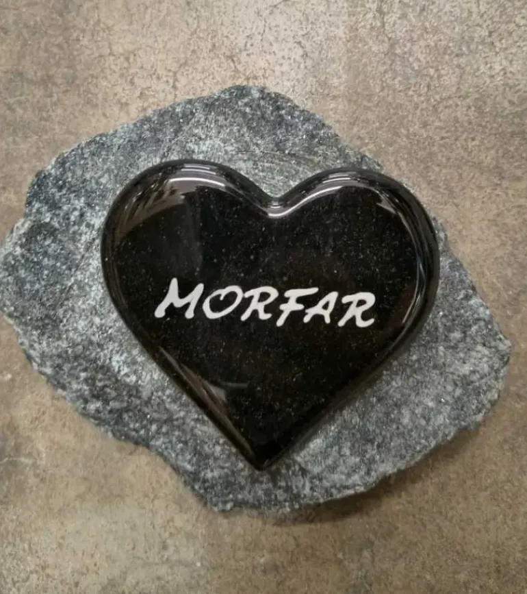 MORFAR, Sort Glashjerte På Granitsten