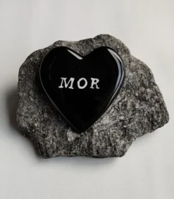 MOR, Sort Glashjerte På Granitsten