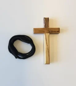 Oliventræs Kors med snor, 7 cm