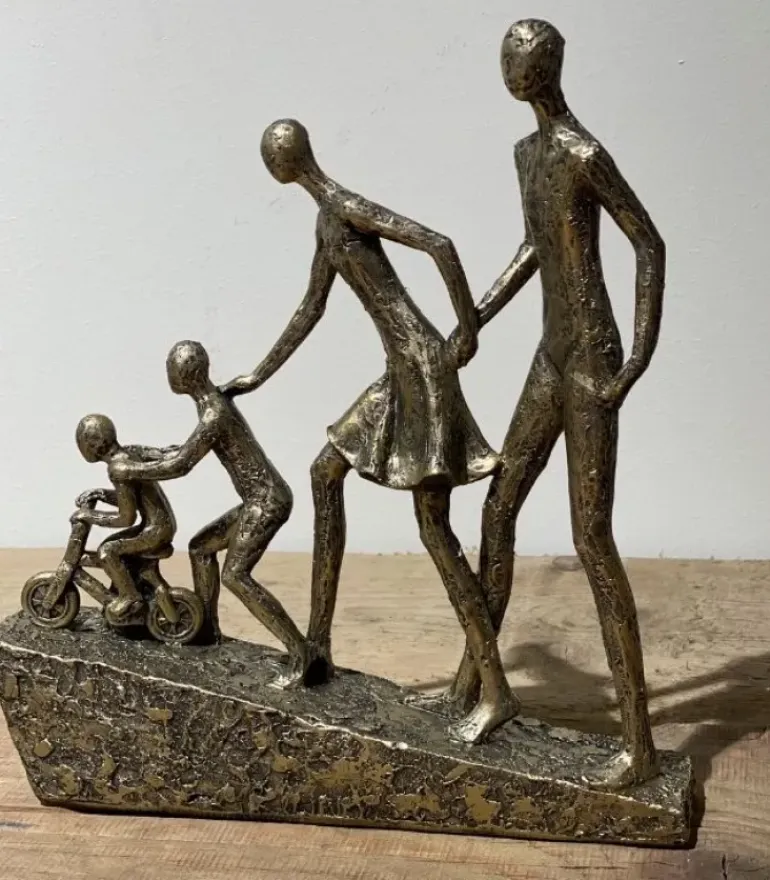 Skulptur Familie med to børn på bakke