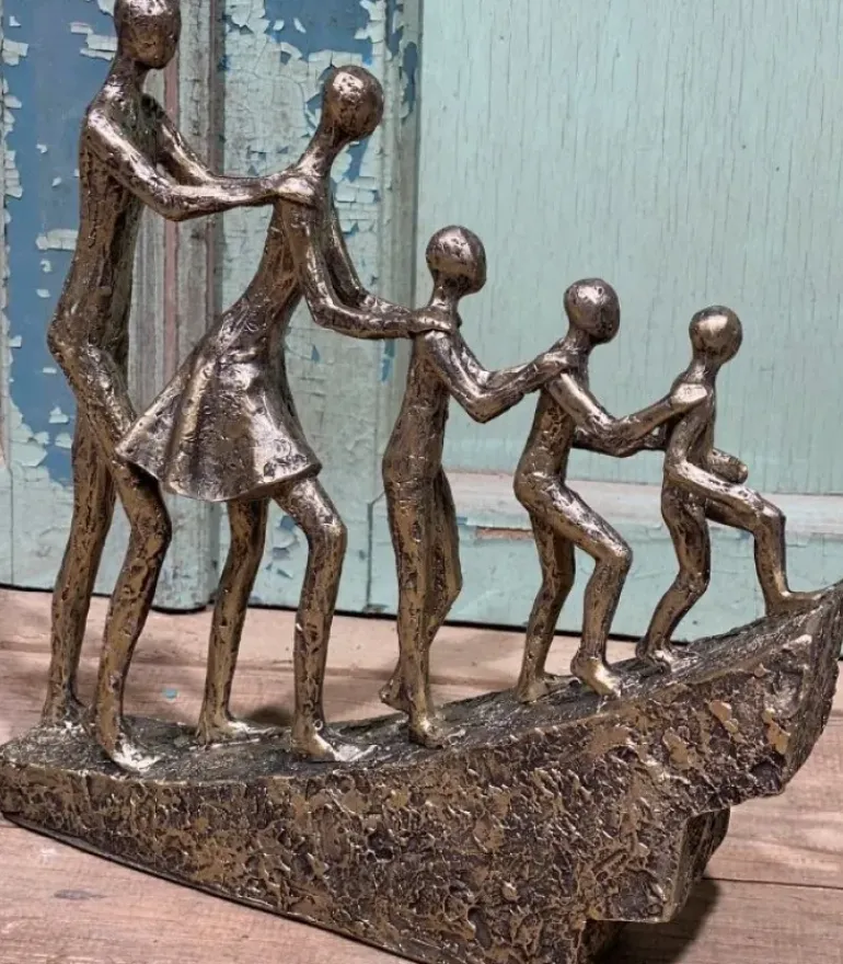 Skulptur Familie med tre børn på bakke