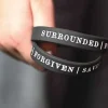 Sort armbånd: Surrounded, Forgiven, Saved