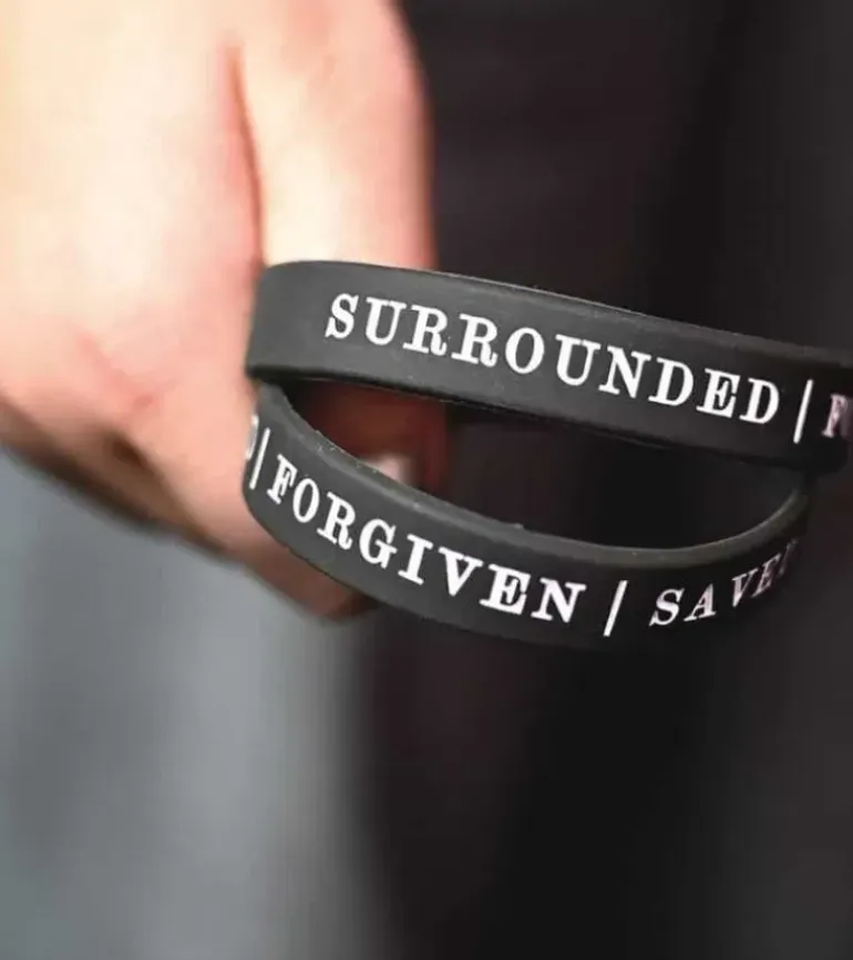 Sort armbånd: Surrounded, Forgiven, Saved