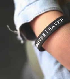 Sort armbånd: Surrounded, Forgiven, Saved