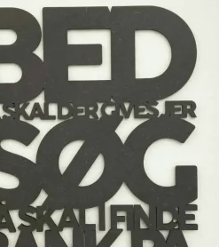 Træskilt, Bibelvers: Bed og Søg, Sort MDF