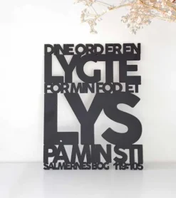 Træskilt, Bibelvers: En Lygte for min fod, Sort MDF