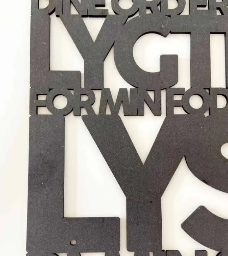 Træskilt, Bibelvers: En Lygte for min fod, Sort MDF
